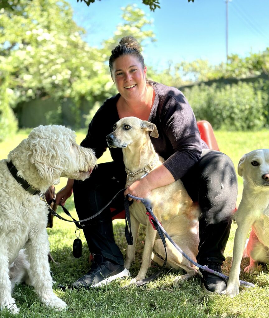 Andrea Blank mit drei Hunden